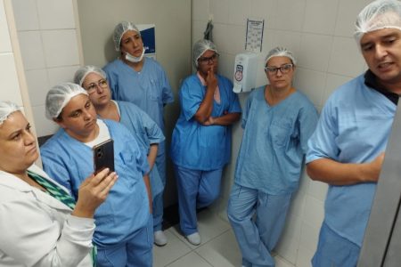 AME promove reciclagem sobre uso seguro de Autoclave para equipe do CME