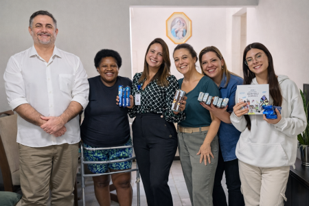 Páscoa Solidária: AME SJC doa 100 caixas de chocolates e leva alegria a 50 crianças da Comunidade Santa Cruz