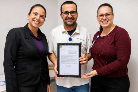 Câmara Municipal de Paraibuna homenageia recepcionista do AMESJC pela Excelência no Atendimento