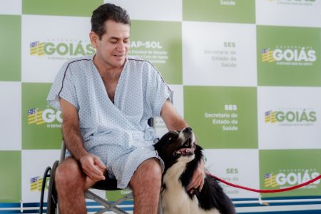 Paciente em cuidados paliativos se emociona ao receber visita de cachorro de estimação no Ceap- Sol