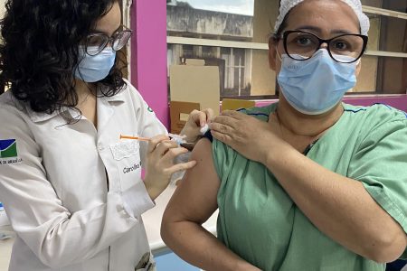 Colaboradores do HDT são imunizados contra Influenza e Covid-19 (Bivalente)