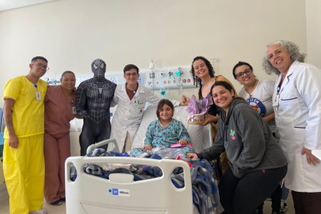 Crianças Internadas no HRCFVH Receberam a Visita de Super-Heróis
