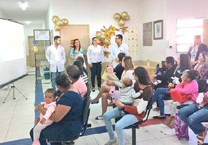 Colaboradores realizam palestra em unidade de saúde do município