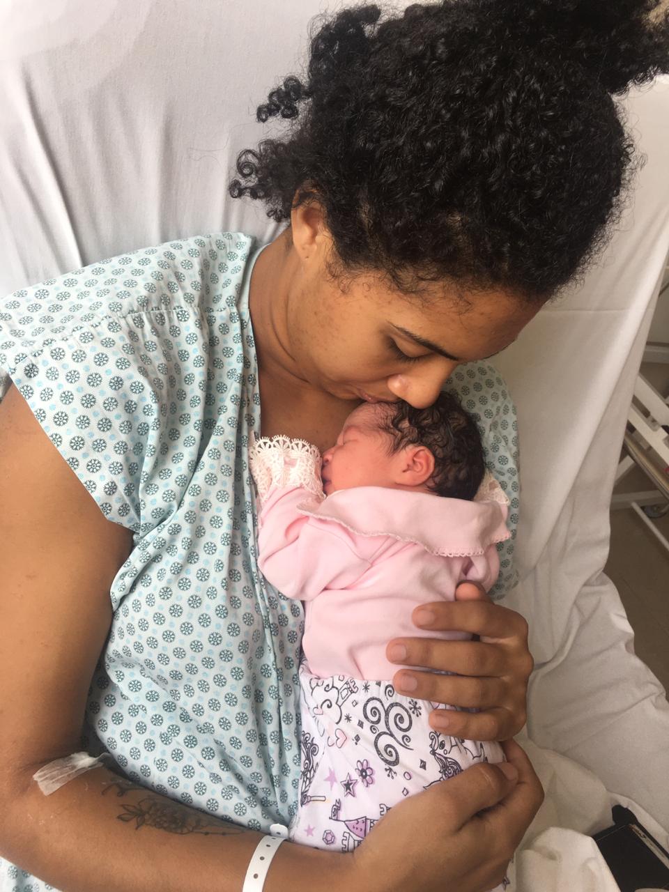 Sabrina de Assis Nachi segura Zoé, primeiro bebê a vir ao mundo no primeiro dia de 2021 no Hospital Regional de Itanhaem