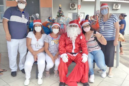 Colaboradores levam a magia do Natal às crianças do abrigo municipal de Itanhaém