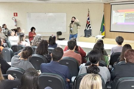 Oficina capacita profissionais no atendimento à população Trans