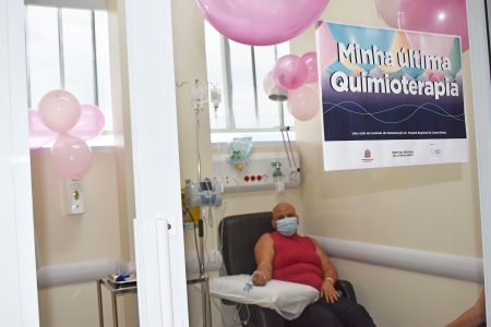 Paciente do Hospital Regional do Litoral Norte realiza última sessão de quimioterapia