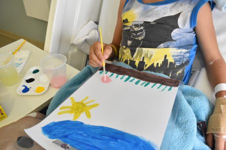 Pacientes do HRLN transformam vivências em arte na exposição do Projeto “Cores da Vida”