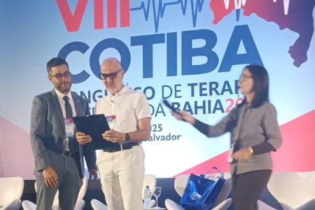 Dr. André Guanaes é homenageado durante o COTIBA 2025 por sua contribuição à terapia intensiva no Brasil