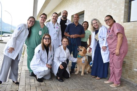 Cão terapeuta emociona pacientes em estreia do projeto “Patas que Acolhem” no HRLN